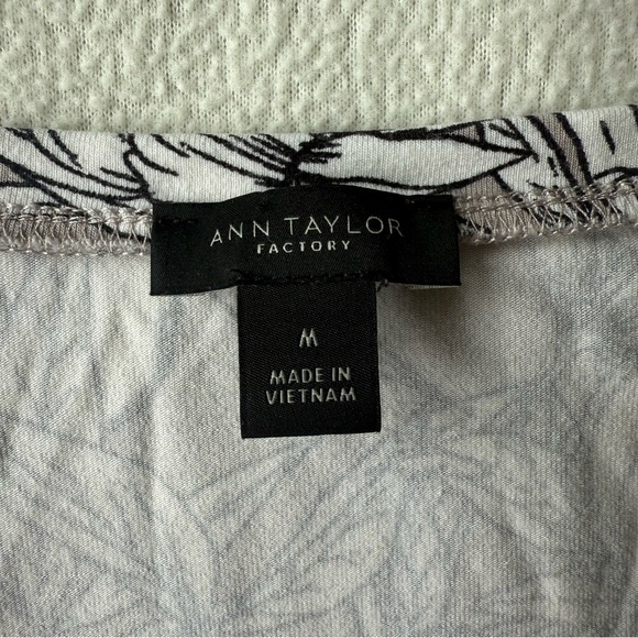 Ann Taylor Factory White and Gray Fitted Short Sleeve Tee - Picture 4 of 7